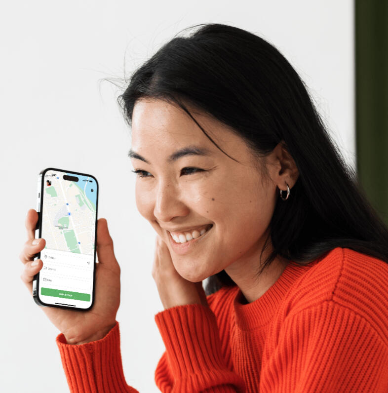 Mujer con la pantalla principal de Zmove en su móvil