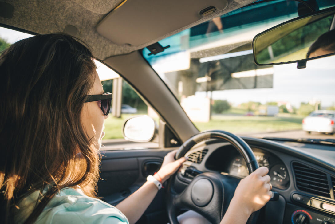 Mujer conduciendo su coche en su día a día con Zmove